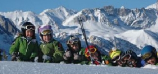 儿童滑雪和单板滑雪 